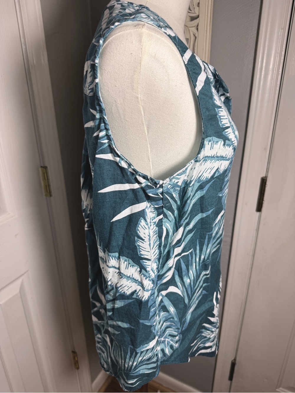 Large C&C California 100% Linen Tropical Button Tank Top Vacation EUC - Picture 7 of 9